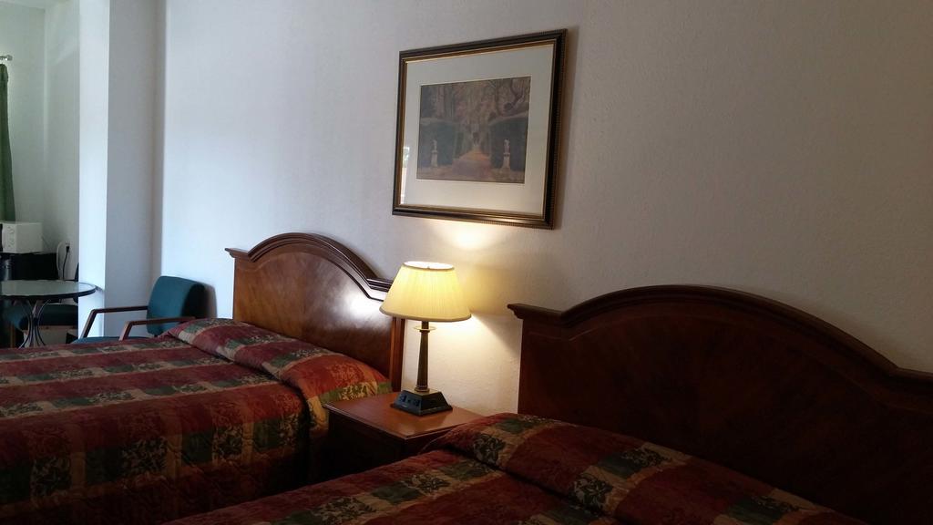 Country Regency Inn & Suites Manvel Eksteriør billede