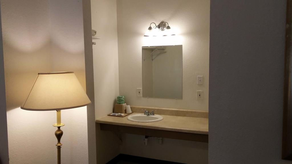 Country Regency Inn & Suites Manvel Eksteriør billede