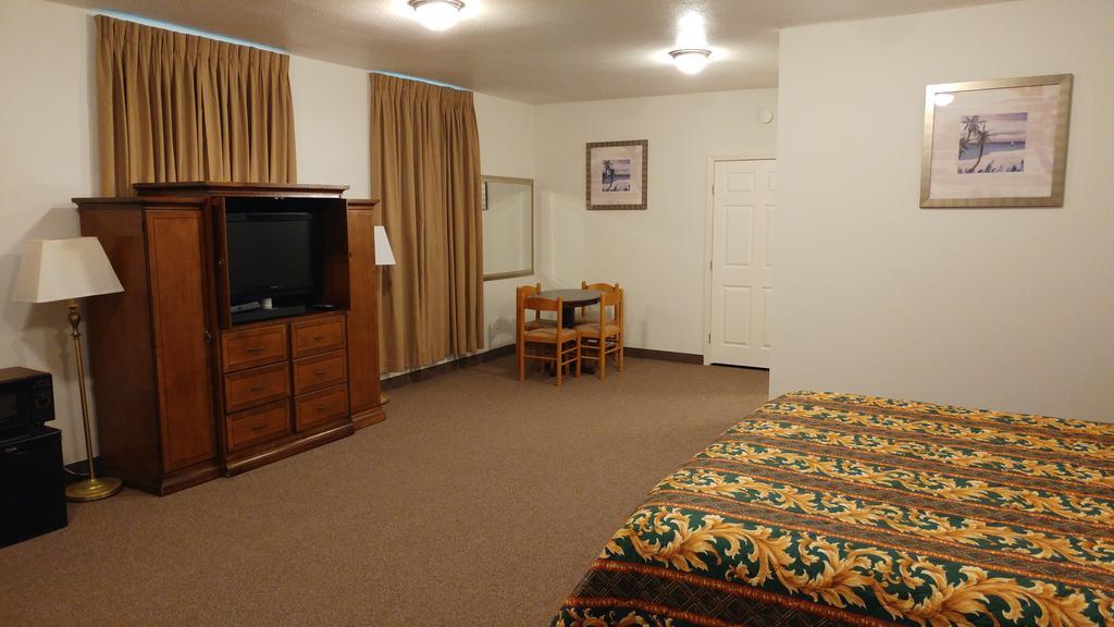 Country Regency Inn & Suites Manvel Eksteriør billede