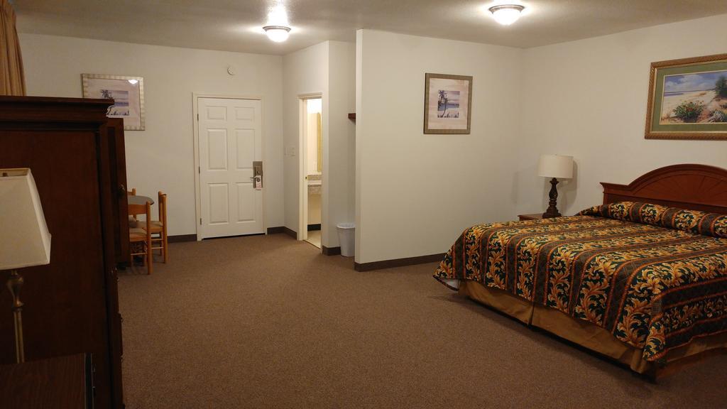 Country Regency Inn & Suites Manvel Eksteriør billede
