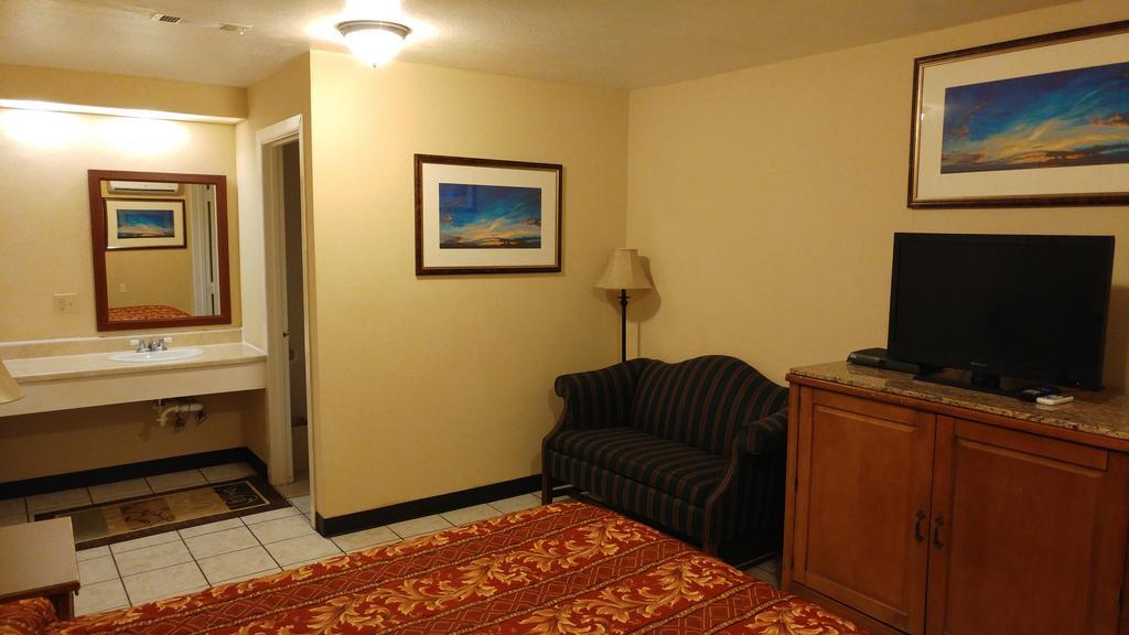 Country Regency Inn & Suites Manvel Eksteriør billede