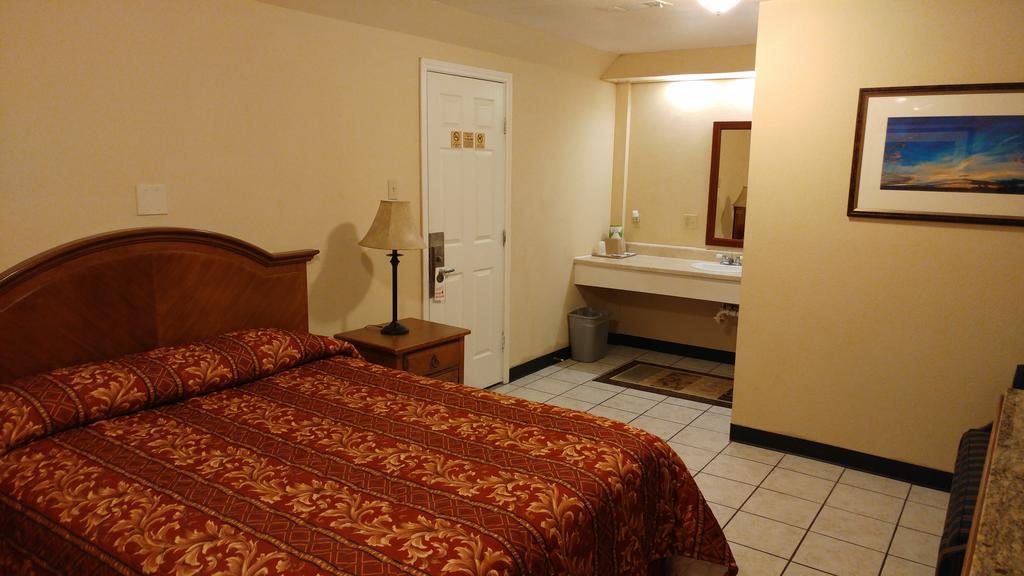 Country Regency Inn & Suites Manvel Eksteriør billede