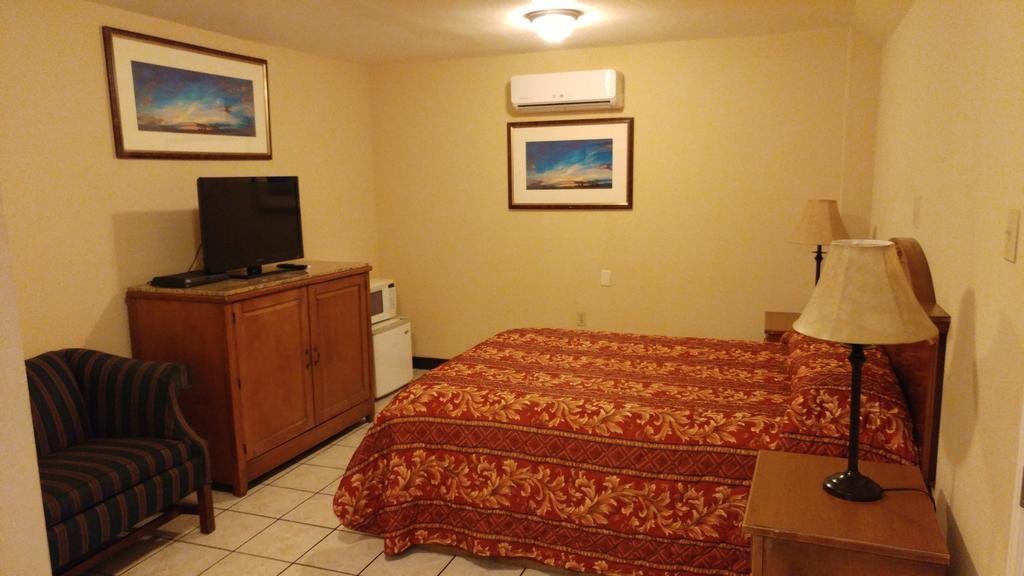 Country Regency Inn & Suites Manvel Eksteriør billede
