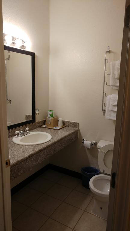 Country Regency Inn & Suites Manvel Eksteriør billede