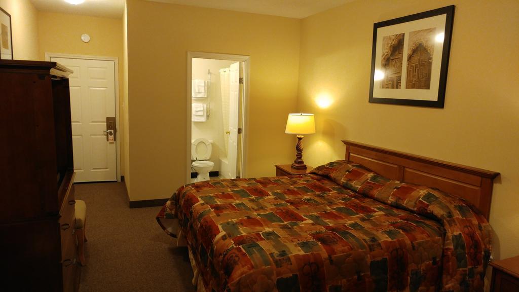 Country Regency Inn & Suites Manvel Eksteriør billede
