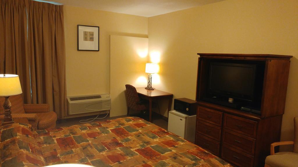 Country Regency Inn & Suites Manvel Eksteriør billede