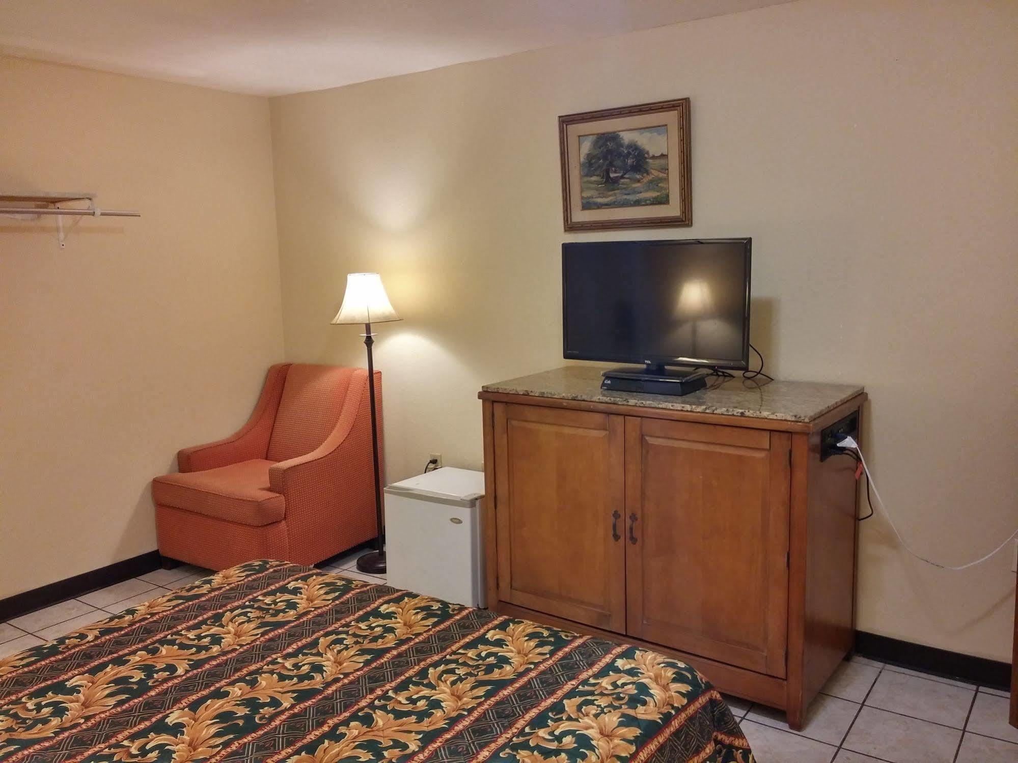 Country Regency Inn & Suites Manvel Eksteriør billede