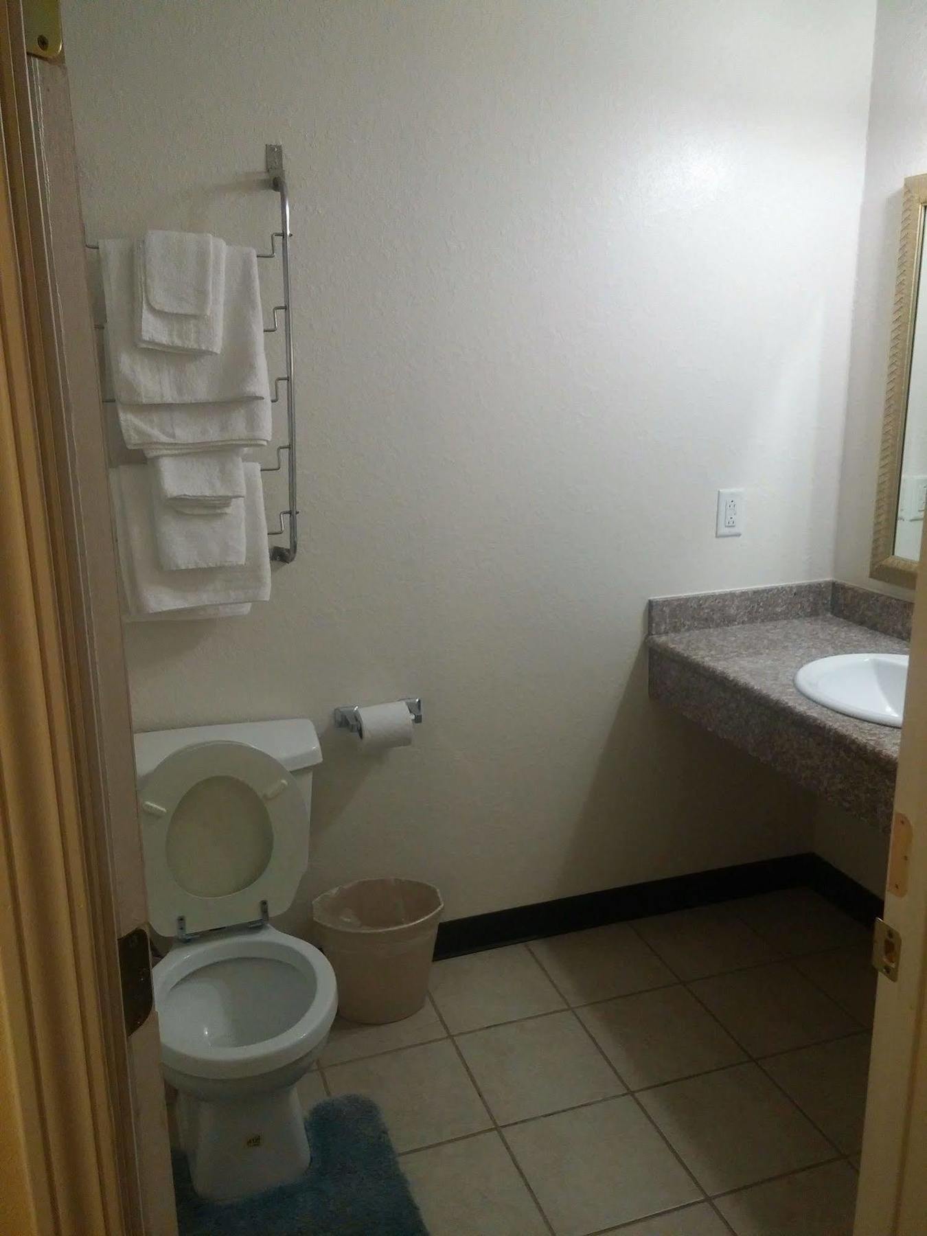 Country Regency Inn & Suites Manvel Eksteriør billede