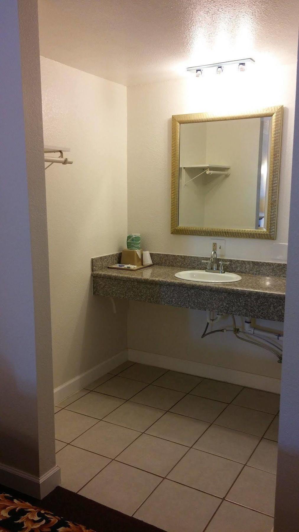 Country Regency Inn & Suites Manvel Eksteriør billede
