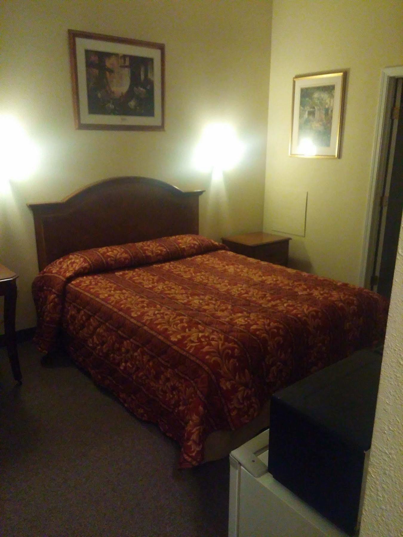 Country Regency Inn & Suites Manvel Eksteriør billede