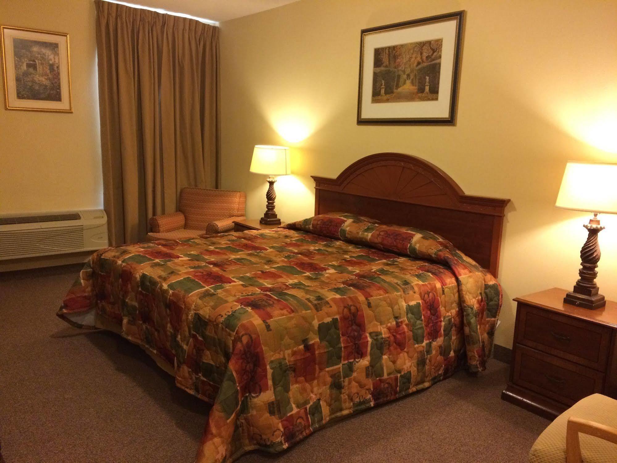 Country Regency Inn & Suites Manvel Eksteriør billede