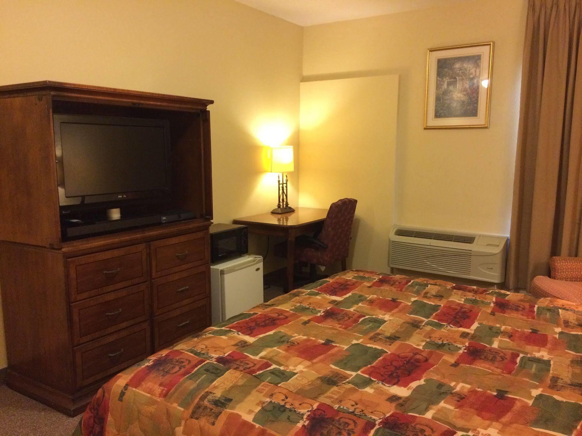 Country Regency Inn & Suites Manvel Eksteriør billede