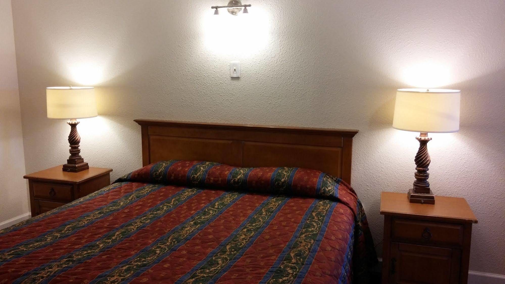 Country Regency Inn & Suites Manvel Eksteriør billede