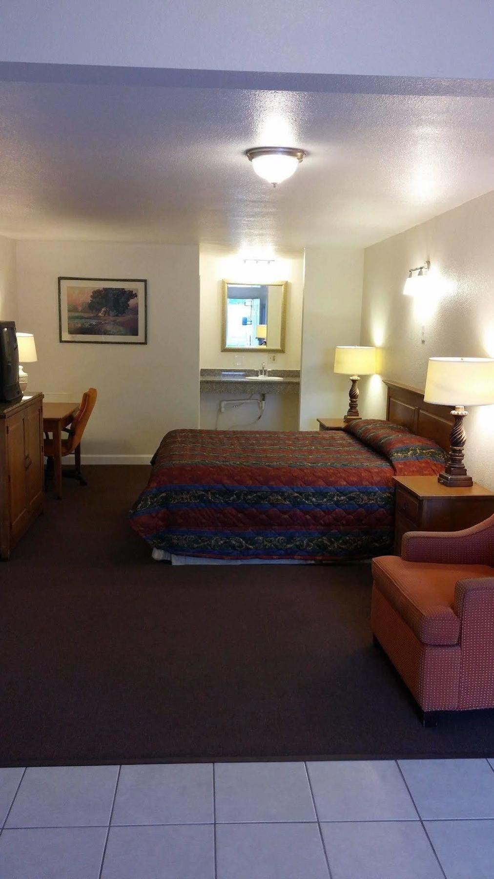Country Regency Inn & Suites Manvel Eksteriør billede