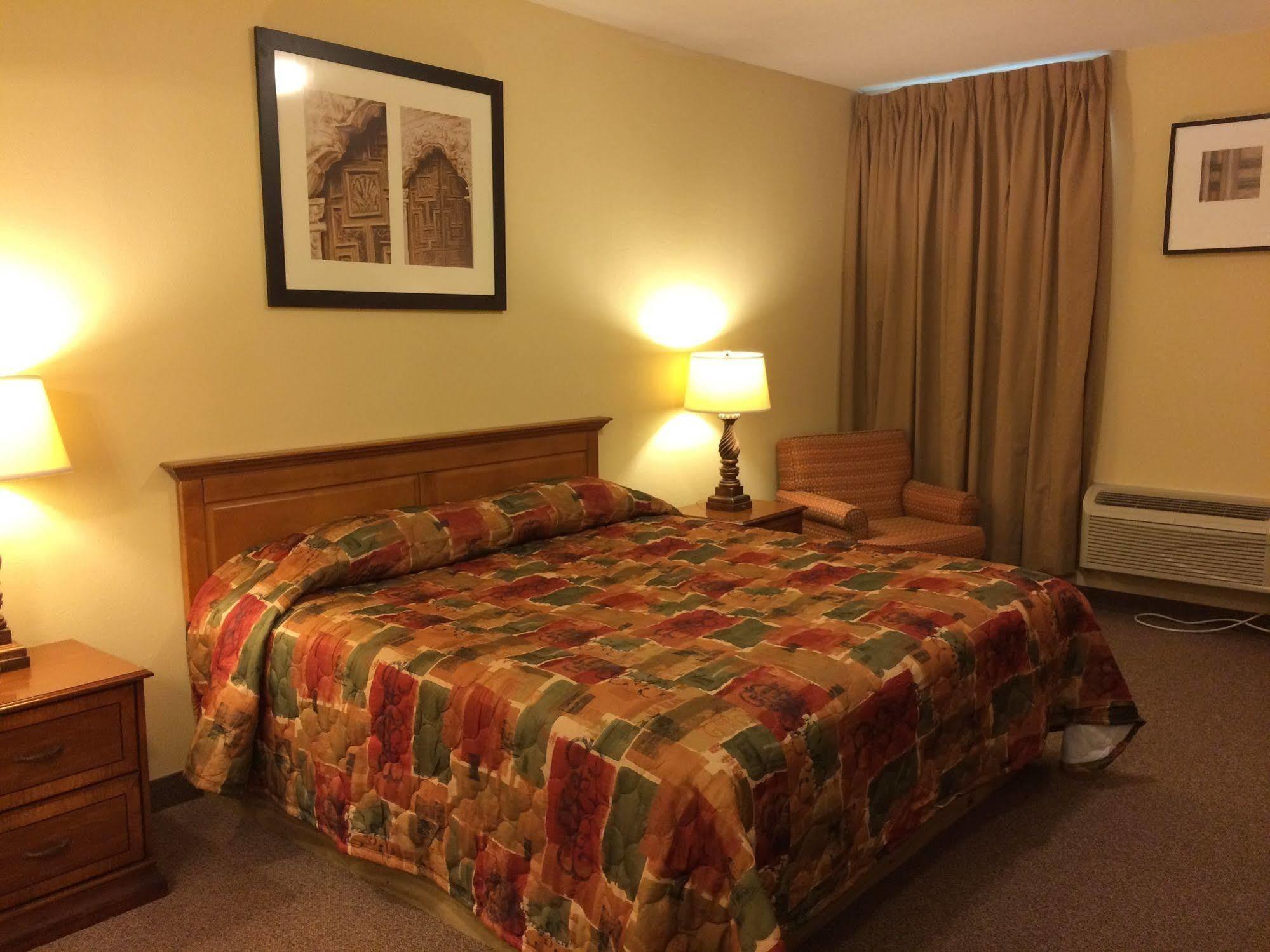 Country Regency Inn & Suites Manvel Eksteriør billede
