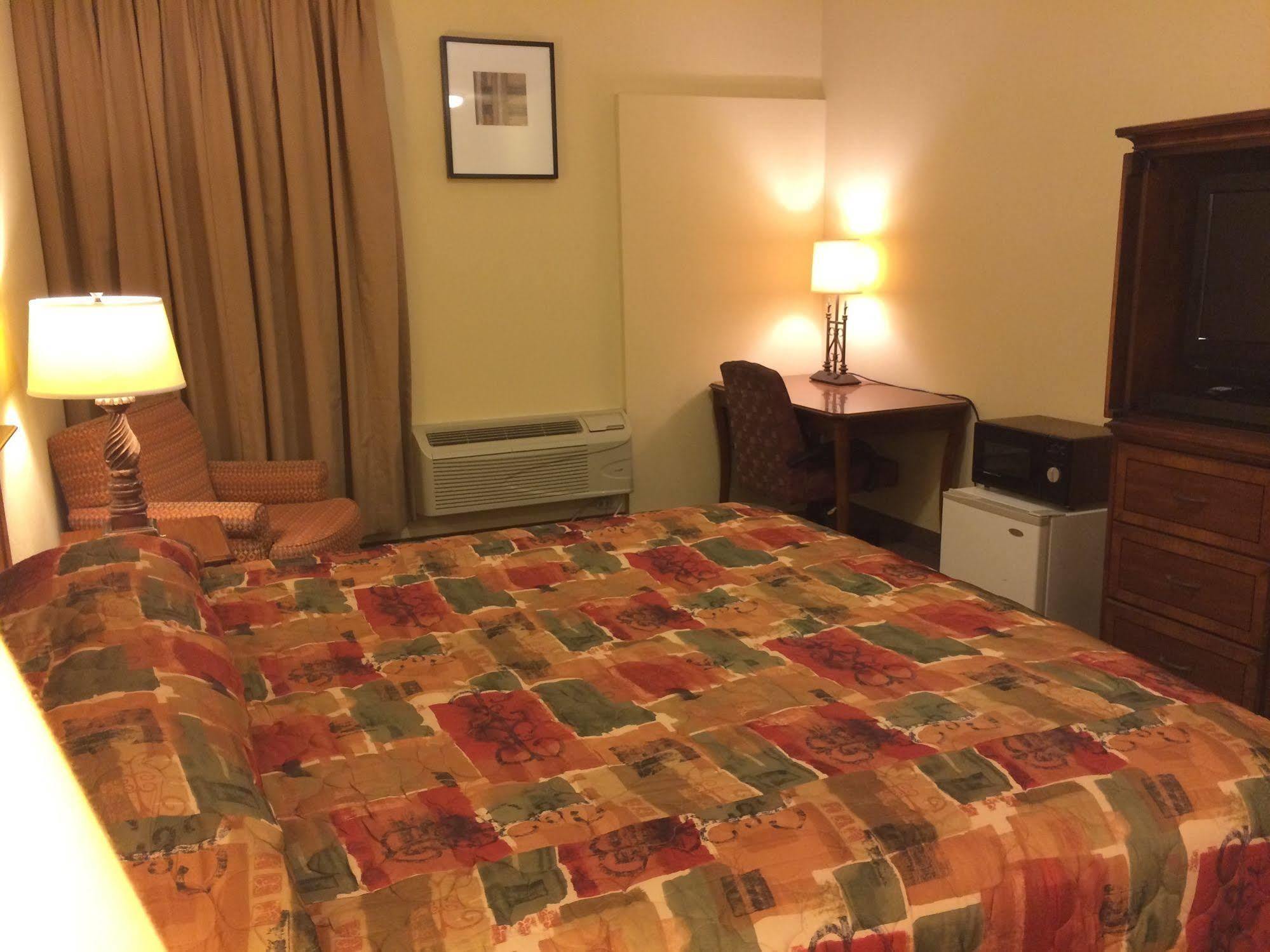 Country Regency Inn & Suites Manvel Eksteriør billede