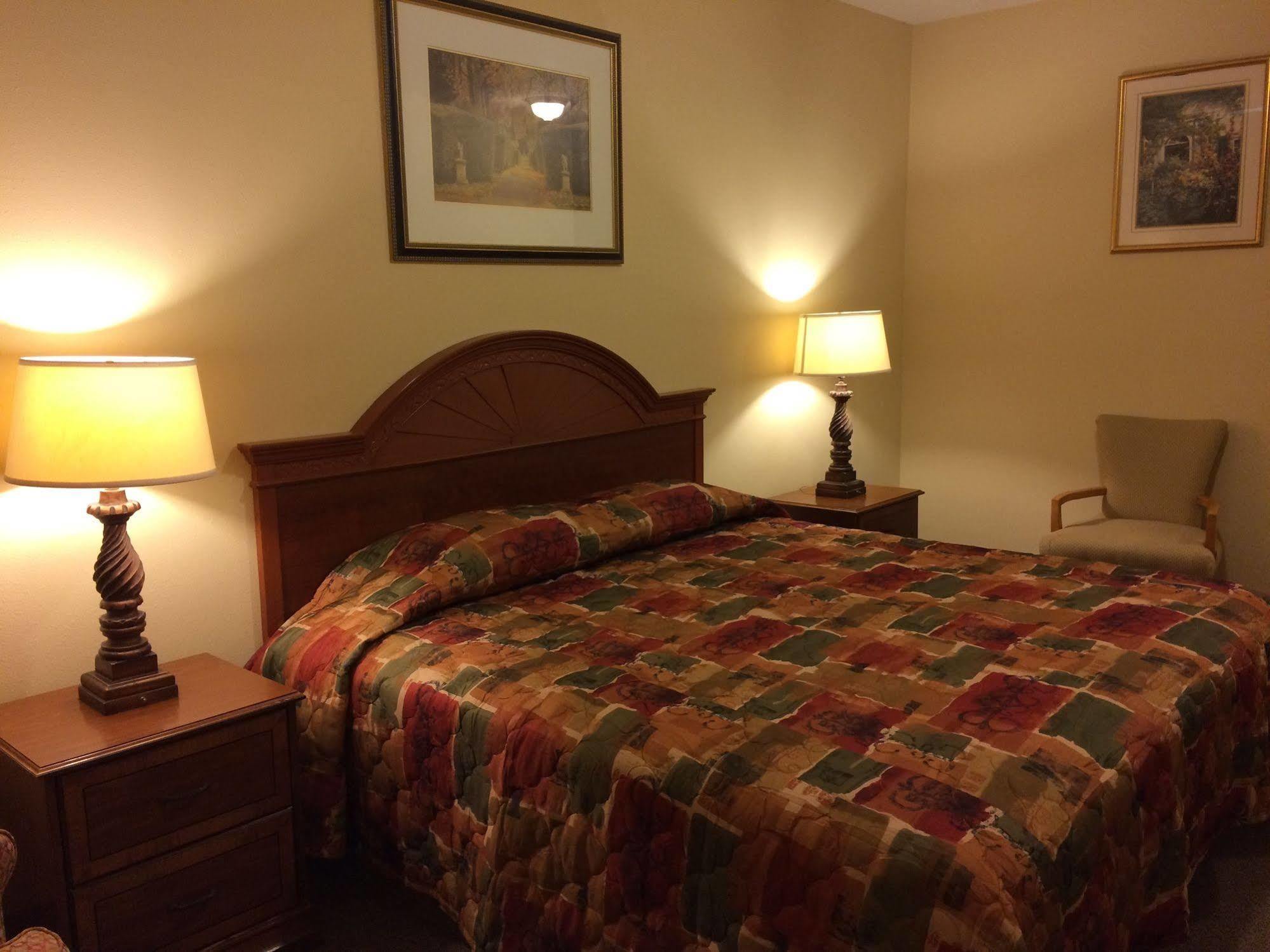 Country Regency Inn & Suites Manvel Eksteriør billede