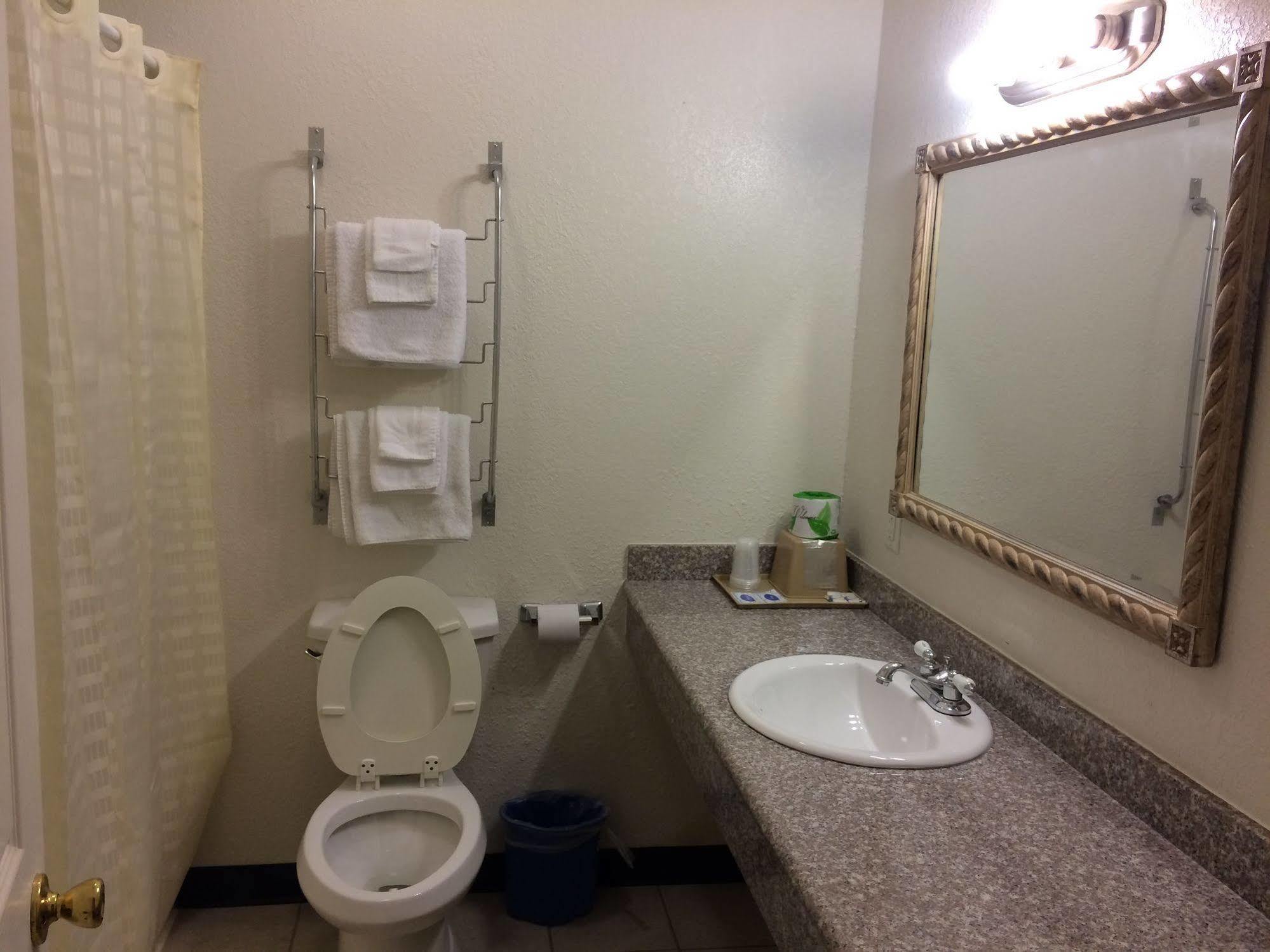 Country Regency Inn & Suites Manvel Eksteriør billede